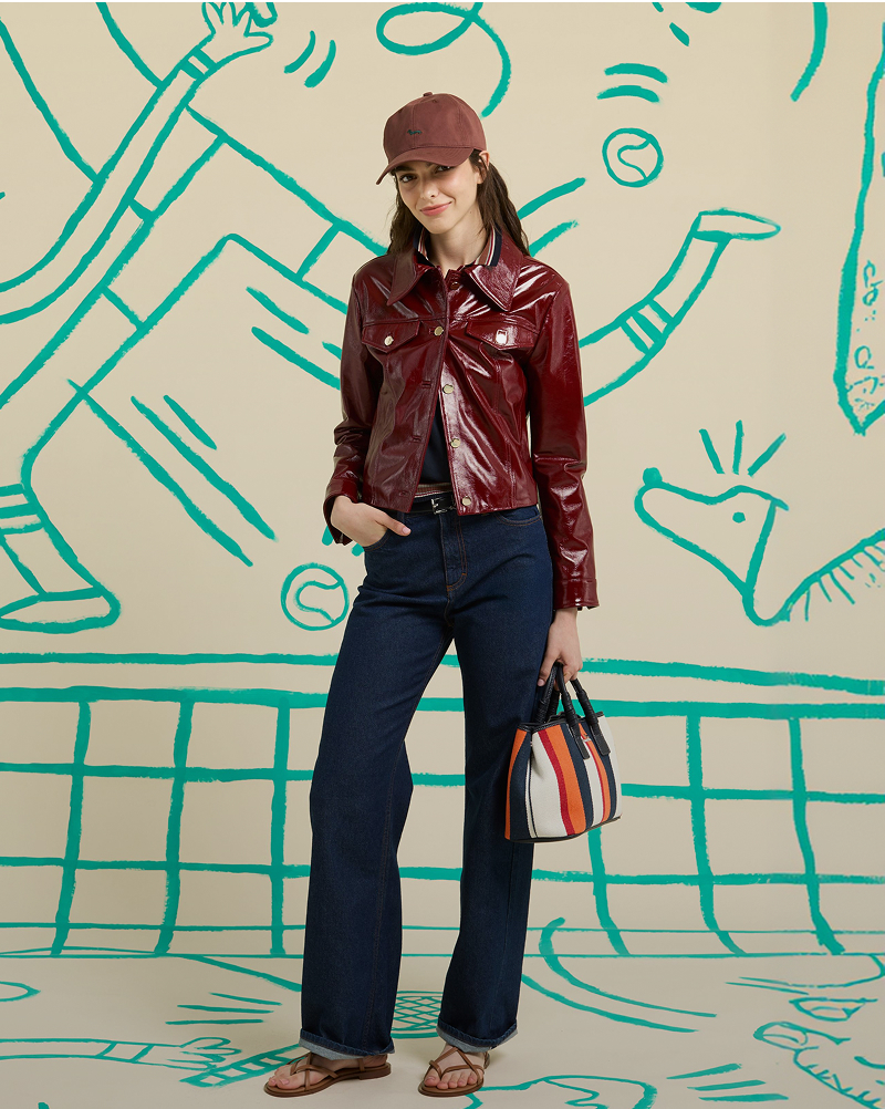 Donna con bomber giacca crema con bordini a righe e pantaloni blu navy